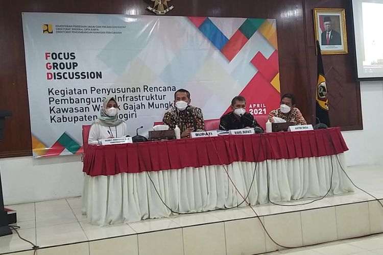 Bupati Wonogiri, Joko Sutopo saat menyampaikan sambutan dalam forum Focus Group Discussion atau FGD Penyusunan Rencana Pembangunan Infrastruktur Kawasan Wisata WGM di Ruang Girimanik Sekretariat Daerah Wonogiri, Kamis (22/4/2021).