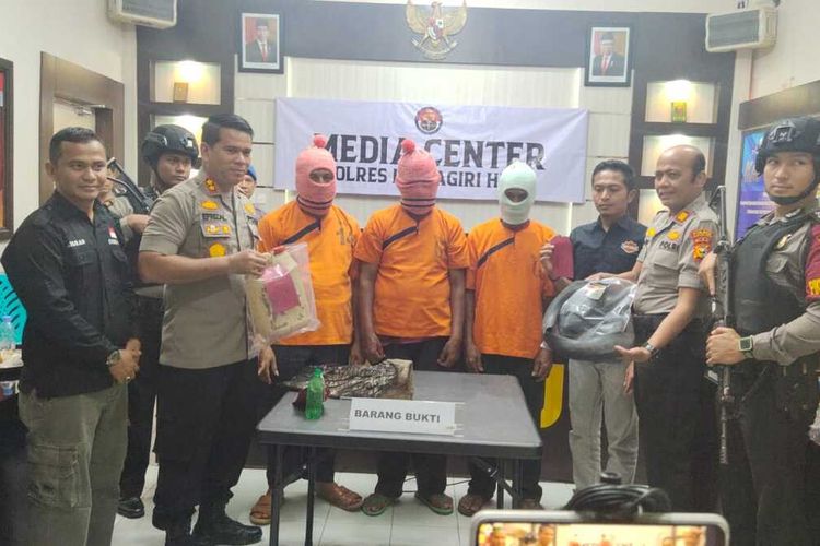 Kapolres Inhu, AKBP Efrizal saat mengadakan konferensi pers penangkapan tiga tersangka karhutla, Rabu (8/1/2020).