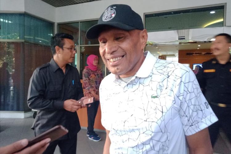 Wali Kota Jayapura Benhur Tommy Mano memberikan keterangan kepada awak media usai menjenguk Wali Kota Surabaya Tri Rismaharini yang tengah dirawat di ruang rawat inap Graha Amerta RSUD Dr Soetomo, Surabaya, Jawa Timur, Selasa (2/7/2019).