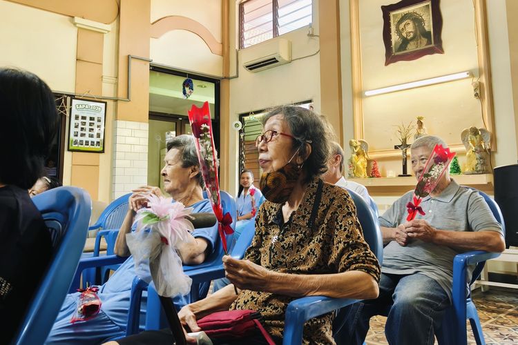 Para lansia yang merayakan Natal bersama Rotary Club Surabaya Kaliasin dengan suasana hangat di sebuah bangunan tua yang berdiri sejak 1947, Panti Werdha Usia Undaan, Jawa Timur, Rabu (10/12/2015) siang.