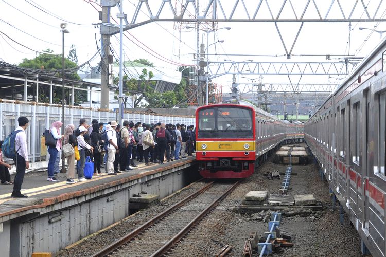 Sejumlah penumpang menunggu kedatangan KRL Commuter Line di Stasiun Bogor, Jawa Barat, Senin (9/5/2022). VP Corporate Secretary KAI Commuter Anne Purba menyatakan jumlah penumpang KRL Commuter Line di Stasiun Bogor pada hari pertama kerja setelah libur Lebaran hanya sekitar 9.000 penumpang atau menurun dibandingkan hari kerja biasanya dikarenakan masa libur anak sekolah yang ditambah dan kebijakan pemerintah yang membolehkan ASN untuk WFH selama sepekan ke depan. ANTARA FOTO/Arif Firmansyah/rwa.