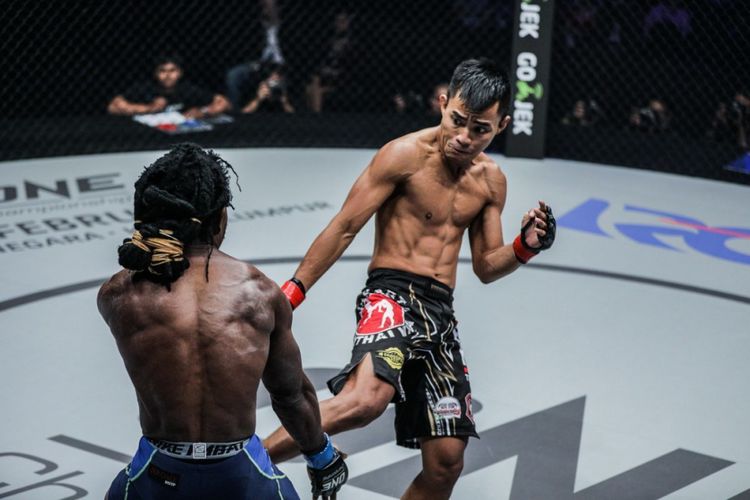 Stefer Rahardian saat melepaskan tendangan ke arah lawannya dalam laga ONE Championship.