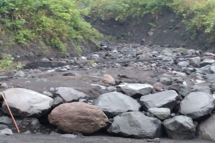 Banjir lahar menyeret material vulkanik Gunung Karangetang terjadi di kali atau sungai Batuawang, Sitaro.