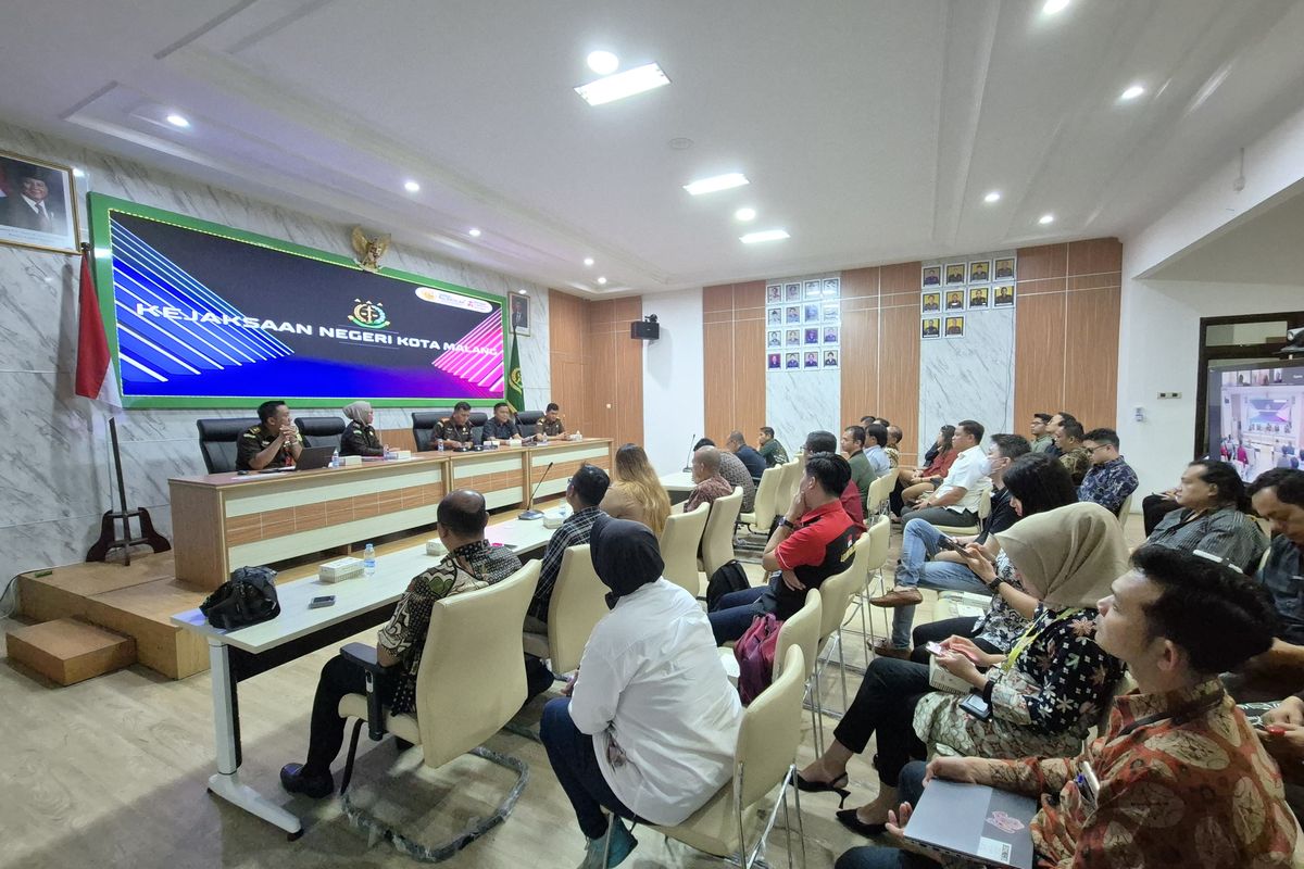 Para korban kasus investasi bodong robot trading Auto Trade Gold (ATG) mendatangi Kantor Kejaksaan Negeri (Kejari) Kota Malang pada Selasa (19/11/2024).