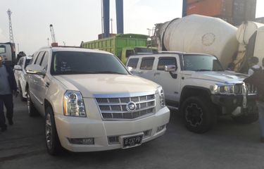 Petugas Geleng-geleng Lihat Mobil Mewah Sitaan KPK di Tanjung ...