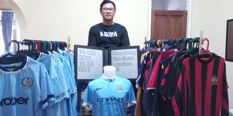 Fans Manchester City asal Indonesia, Arif Budiman, menunjukkan koleksi jersey Citizens miliknya.