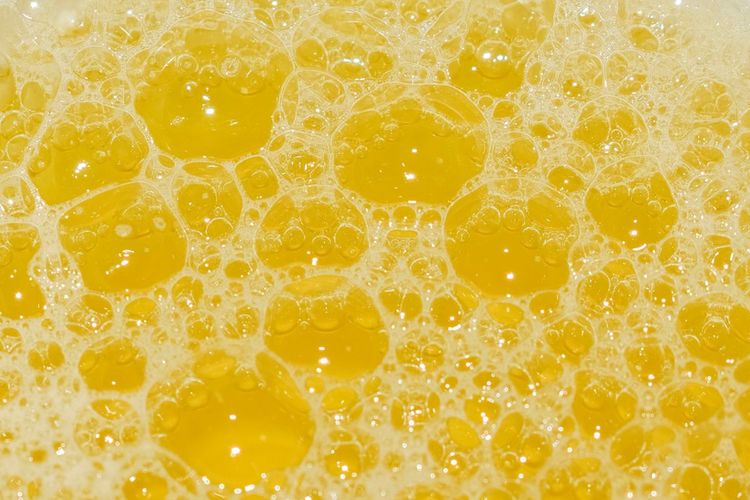 10 Penyebab Urine Berbusa Setelah Bangun Tidur, Termasuk Tanda Penyakit