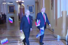Di Gedung Kongres AS, Presiden Trump Dilempari Bendera Rusia