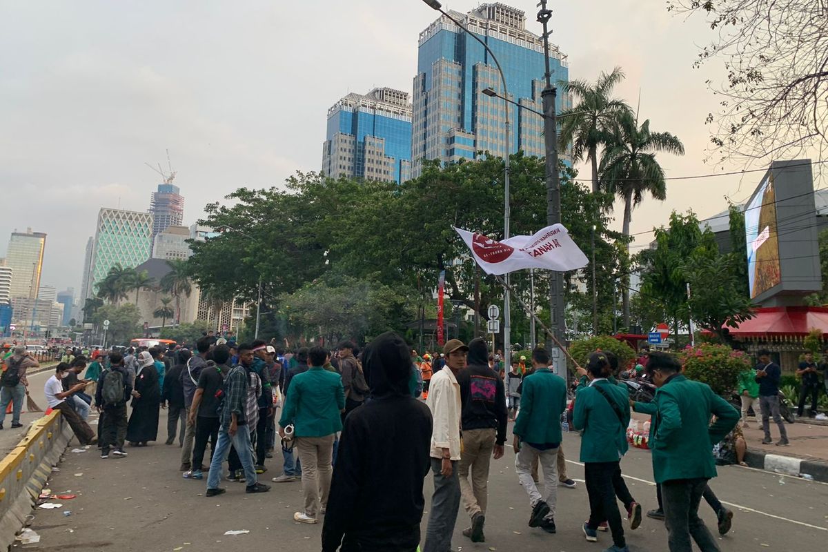 Massa unjuk rasa membubarkan diri dari kawasan Patung Kuda, Jakarta Pusat, setelah berunjuk rasa tolak kenaikan harga BBM, Senin (12/9/2022).