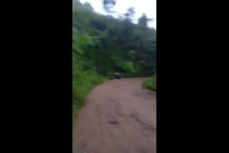 Jalan penghubung antar desa di Desa Rante Balla, Kecamatan latimojong terendam dan berubah menjadi aliran sungai deras, Sabtu (24/07/2021)