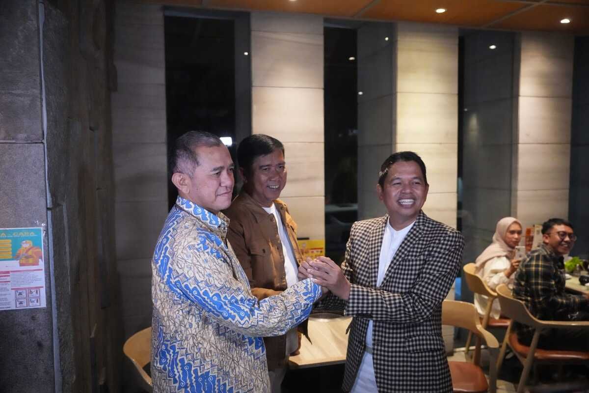 Pertemuan Dedi Mulyadi (kanan) dengan Singgih Januratmoko (kiri), utusan Ketua Umum Golkar Airlangga Hartarto di Kota Bandung, Jumat (2/8/2024) malam. Usai pertemuan itu dipastikan Golkar meminang Dedi Mulyadi untuk maju di Pilkada Jabar 2024.