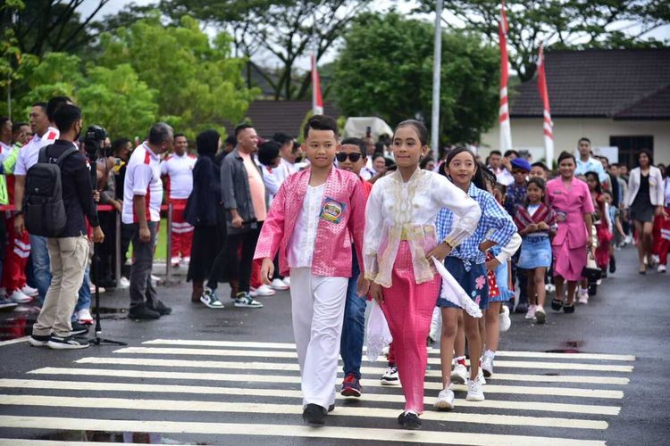Sejumlah anak-anak ikut merampaikan Tantui Fhasion Week yang digelar Polda Maluku di Lapangan Upacara Polda Maluku, Selasa (23/8/2022)