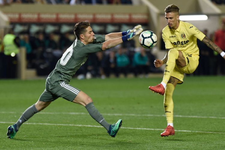 Luca Zidane coba meninju bola yang dikuasai Samuel Castillejo pada pertandingan La Liga antara Villarreal dan Real Madrid di La Ceramica, Sabtu (19/5/2018).