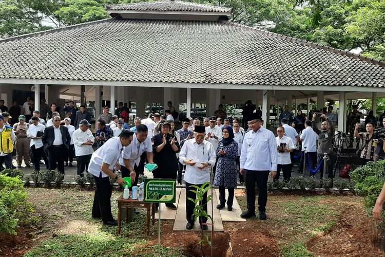 Wakil Presiden Maruf Amin berkunjung ke lokasi banjir bandang di Kabupaten Lebak, Kamis (30/1/2020).