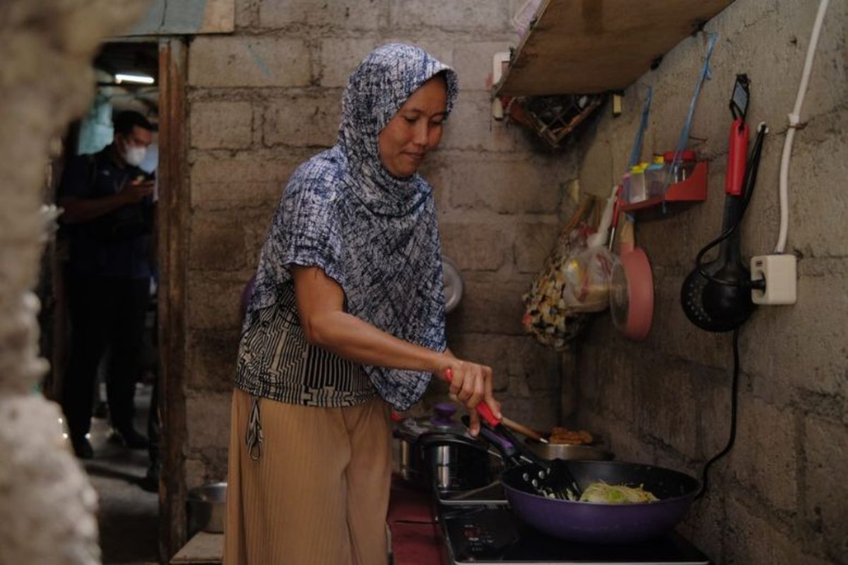 KPM uji coba kompor listrik memasak menggunakan kompor listrik bantuan 

