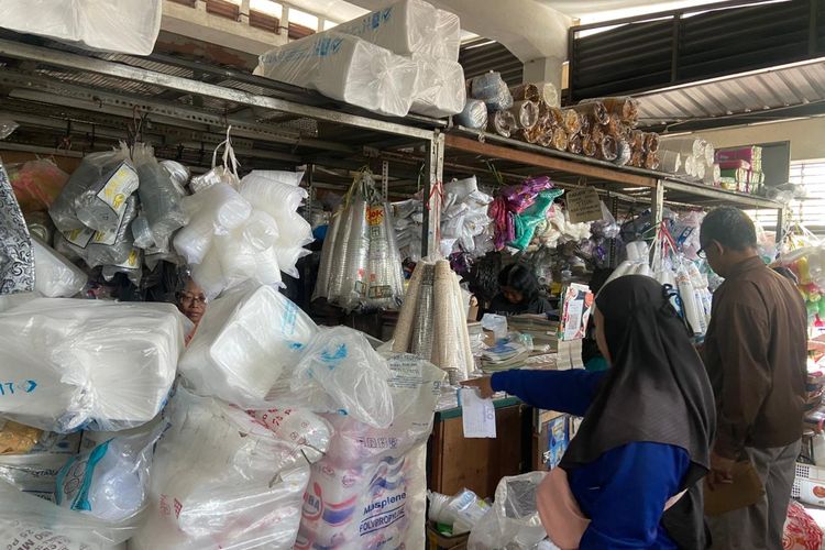 Kisah Penjual Plastik Pasar Peterongan Semarang: Bertahan dari Melambungnya Harga Plastik