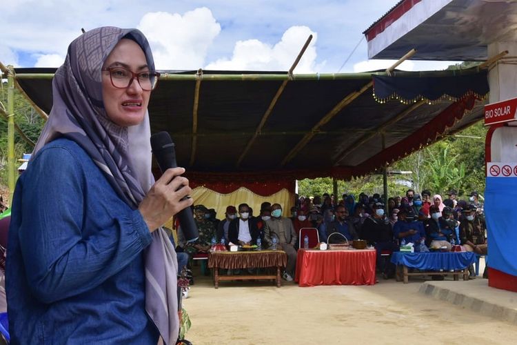 Bupati Luwu Utara Indah Putri Indriani (IDP) saat menyampaikan sambutan dalam peresmian SPBU satu harga di Kecamatan Seko, Kabupaten Luwu Utara, Provinsi Sulawesi Selatan (Sulsel) pada Minggu (13/6/2021).
