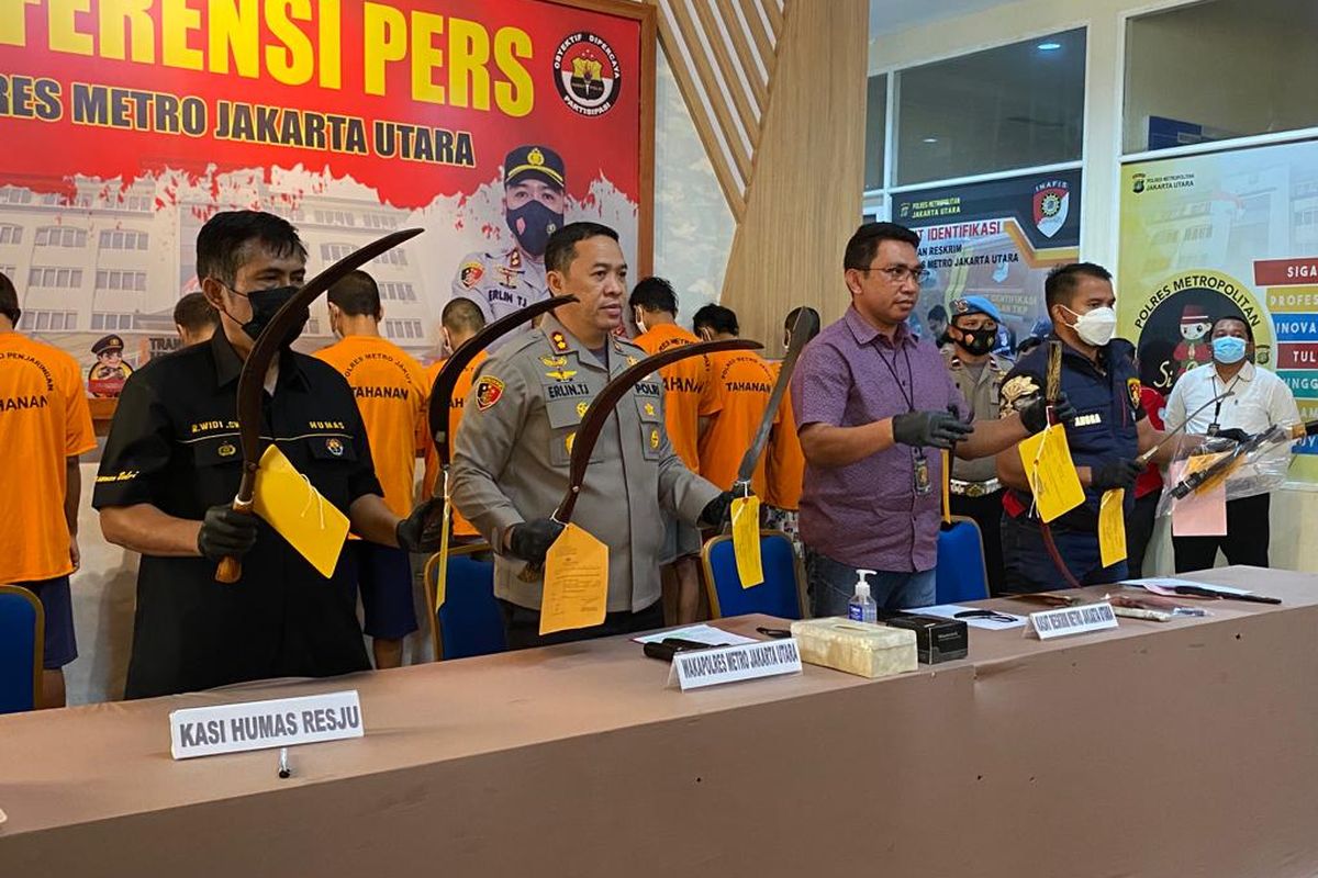 Polres Metro Jakarta Utara menunjukkan barang bukti senjata tajam (sajam) dari sembilan pelaku di berbahai wilayah di Jakarta Utara sepanjang Oktober 2022.   