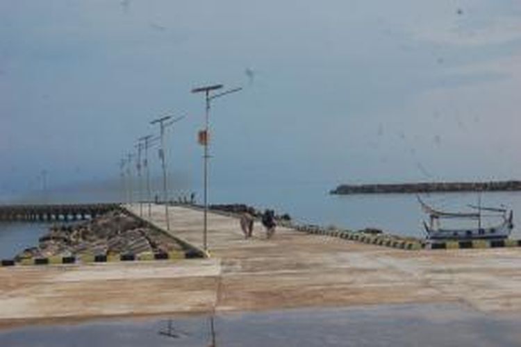 Pelabuhan Nasional yang dibangun di daerah Pantai Utara (Pantura) Pamekasan Madura, belum beroperasi meskipun ratusan milyar dana sudah dihabiskan.