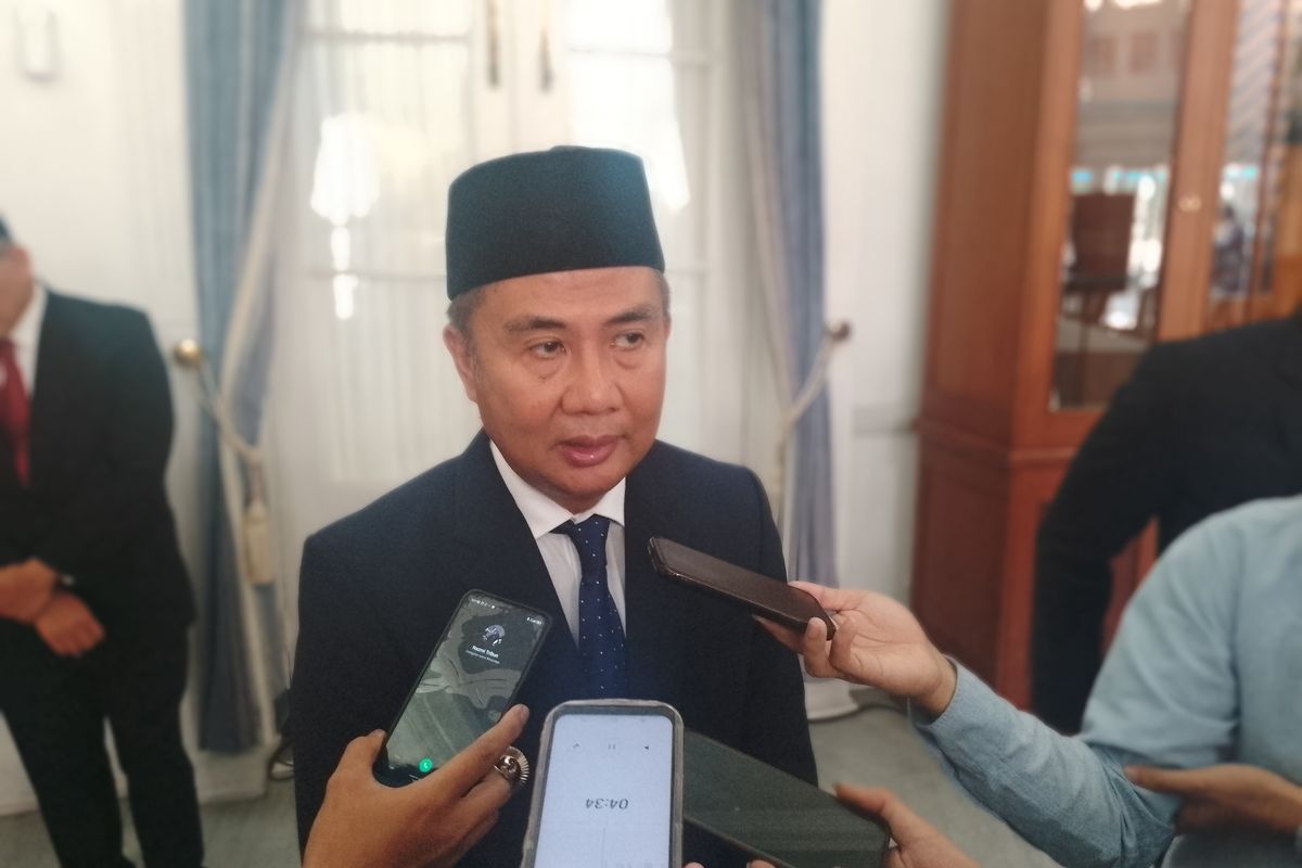 Pj Gubernur Jawa Barat, Bey Machmudin usai pelantikan Pj Bupati Kuningan dan Ciamis di Gedung Pakuan, Kota Bandung, Jumat (1/11/2024).