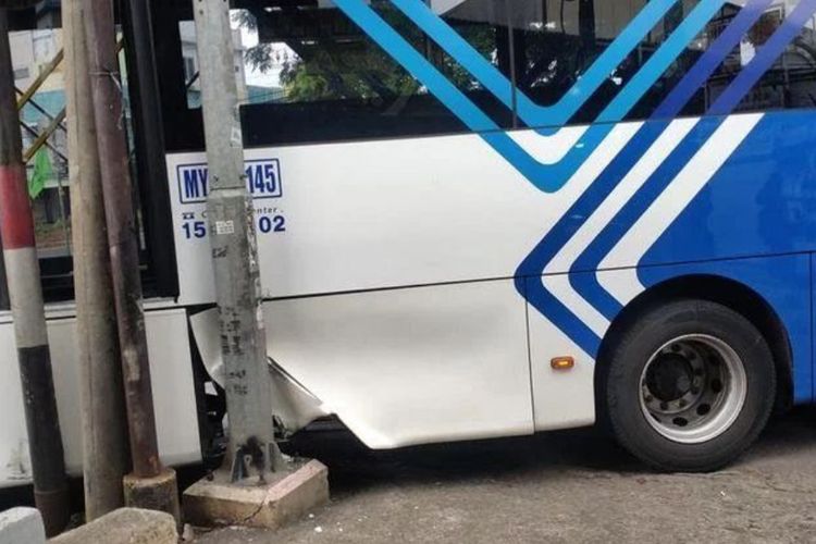 Bus transjakarta yang mengalami kecelakaan lalu lintas di Puri Beta, Larangan, Kota Tangerang, Jumat (11/2/2022).