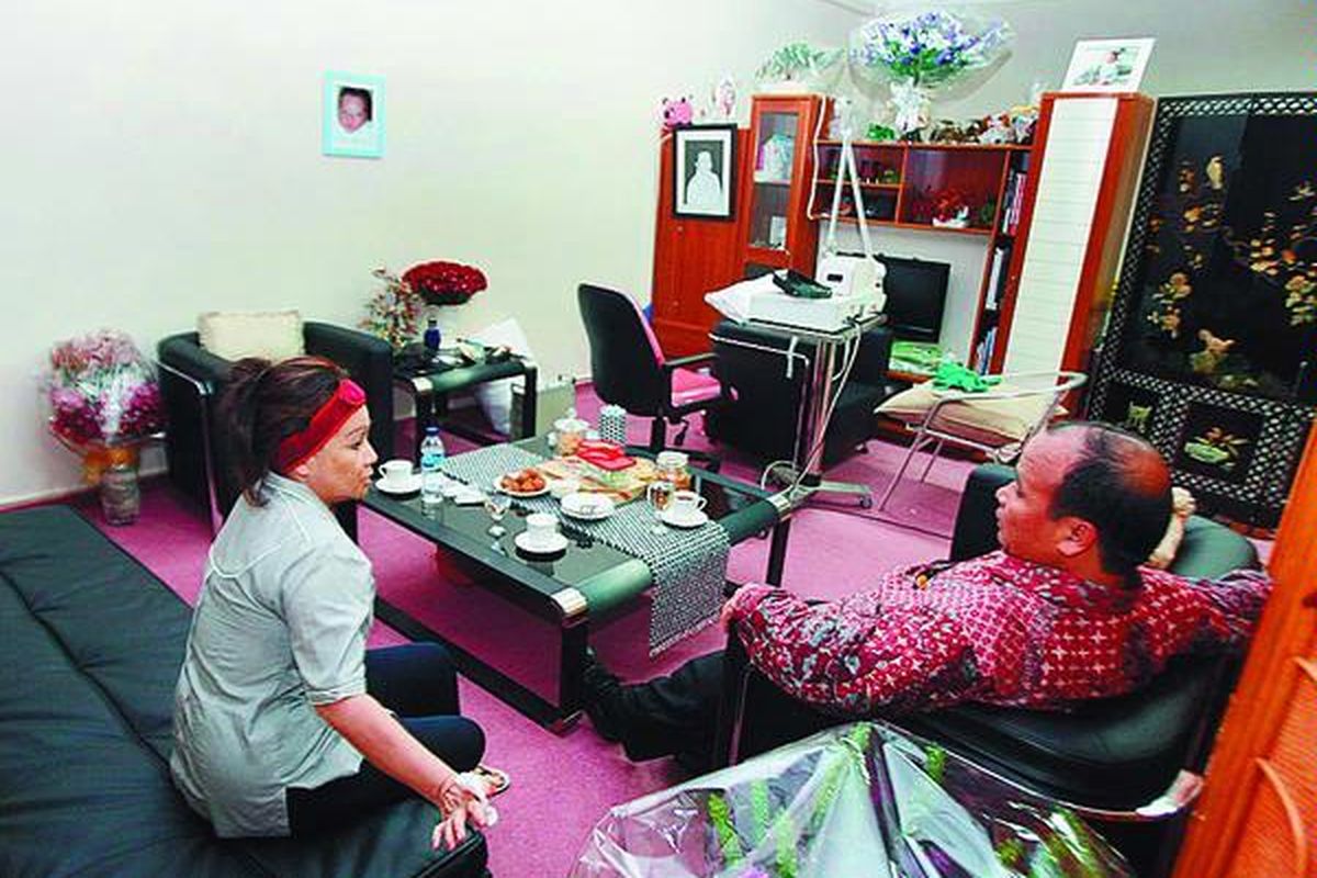 Arthalyta Suryani alias Ayin dimintai keterangan oleh anggota Satuan Tugas Pemberantasan Mafia Hukum, Yunus Husein, di ruang tahanannya saat satgas tersebut melakukan inspeksi mendadak di Rutan Pondok Bambu, Jakarta Timur, Minggu (10/1). Ayin setidaknya dari pagi hingga malam berada di sel berukuran 8 meter x 8 meter yang dilengkapi fasilitas kulkas, TV layar datar, dan penyejuk ruangan.