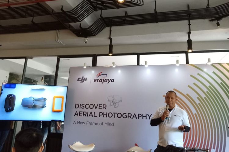 Community Development Erajaya, Benedictus Wijiadi saat memperagakan drone terbaru DJI, yakni DJI Mavic 2 Pro dan DJI Mavic 2 Zoom.