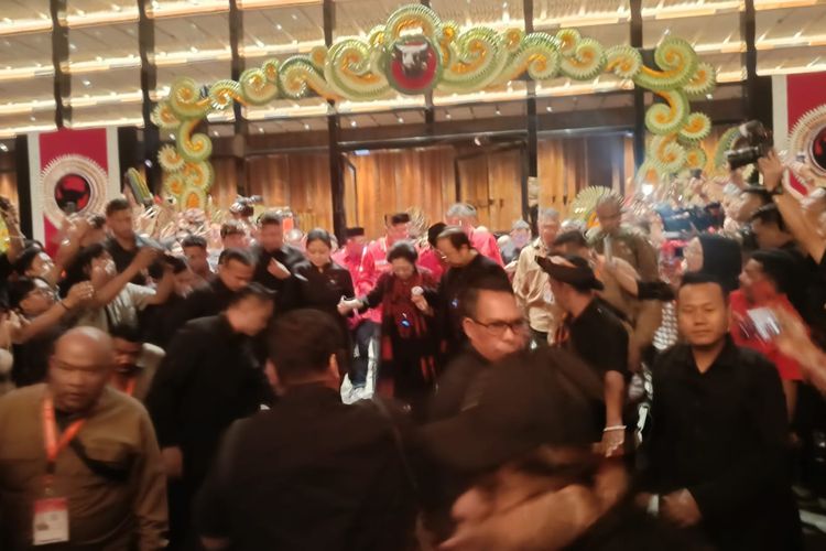 Ketua Umum PDIP, Megawati Soekarnoputri saat meninggalkan lokasi Bimtek PDI-P, di Sanur, Denpasar, Rabu (30/7/2025).