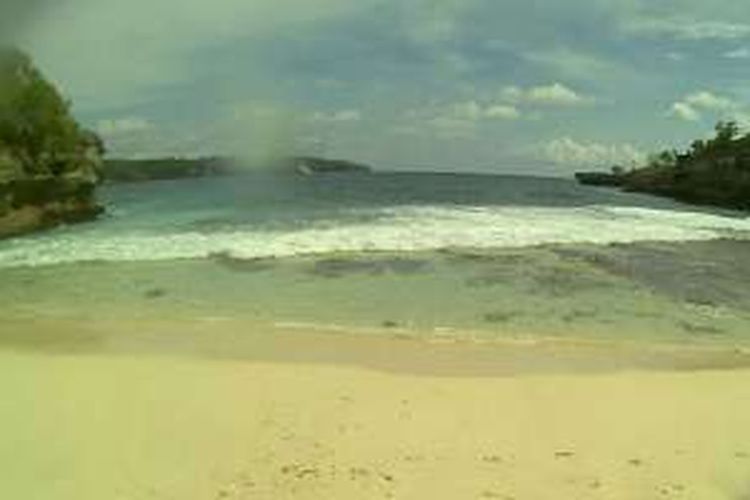 Secret Beach di Nusa Ceningan, Kabupaten Klungkung, Bali. Pantai ini sangat cocok untuk sekadar main air.