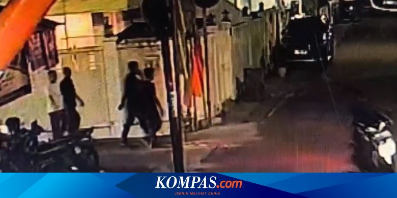 Delpedro Marhaen Dijemput 6 Mobil Polisi Sebelum Ditangkap di Kantornya