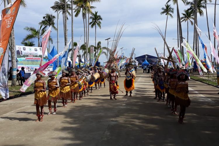 Tari Suling Tambor dalam Festival Raja Ampat 2019 di Waisai, Raja Ampat, Papua Barat, Jumat (18/10/2019).