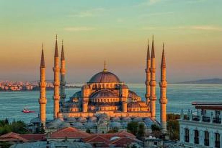 Masjid Biru atau Masjid Sultan Ahmed saat senja hari di Istanbul, Sultanahmet park.