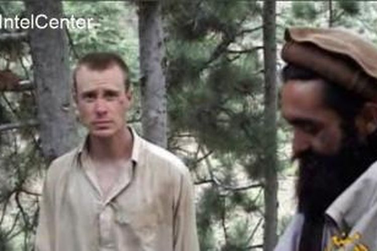 Dalam foto yang diambil dari sebuah rekaman video ini, Sersan Bowe Bergdahl bersama seorang anggota Taliban Afganistan di sebuah lokasi yang tak diketahui.