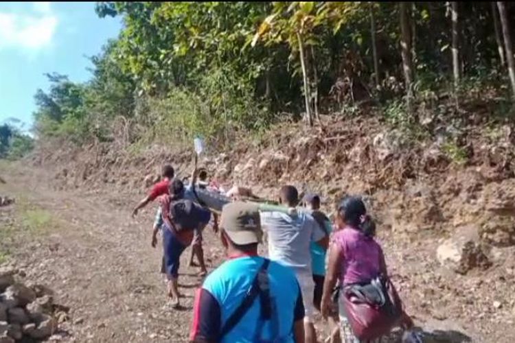 Foto : Yasinta Jelita (32), pasien ibu hamil, asal Dusun Rempang, Desa Raba, Kecamatan Macang Pacar, Kabupaten Manggarai Barat, NTT, ditandu oleh warga menuju Poskesdes Raba yang jaraknya sekitar 8 kilometer, pada Sabtu (14/05/2022).