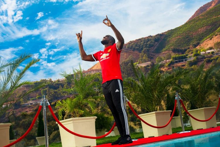 Romelu Lukaku secara resmi bergabung dengan Manchester United terhitung per Senin (10/7/2017).