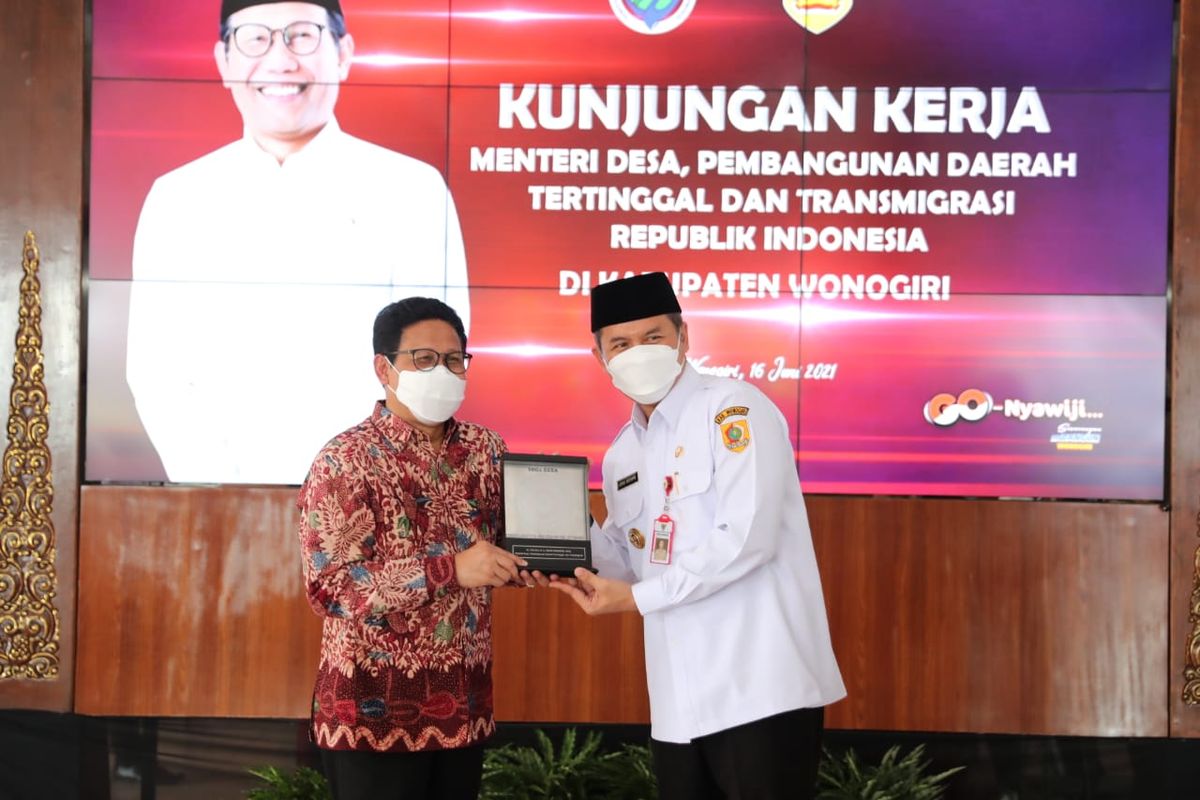 Kunjungan kerja Menteri Desa, Pembangunan Daerah Tertinggal, dan Transmigrasi (Mendes PDTT) Abdul Halim Iskandar atau Gus Menteri ke Kabupaten Wonogiri, Rabu (16/6/2021). Kepada Bupati Wonogiri Joko Sutopo (Jekek), ia menyerahkan penghargaan kepada 656 orang yang berhasil menyelesaikan pemutakhiran data Sustainable Development Goals (SDGs) Desa.
