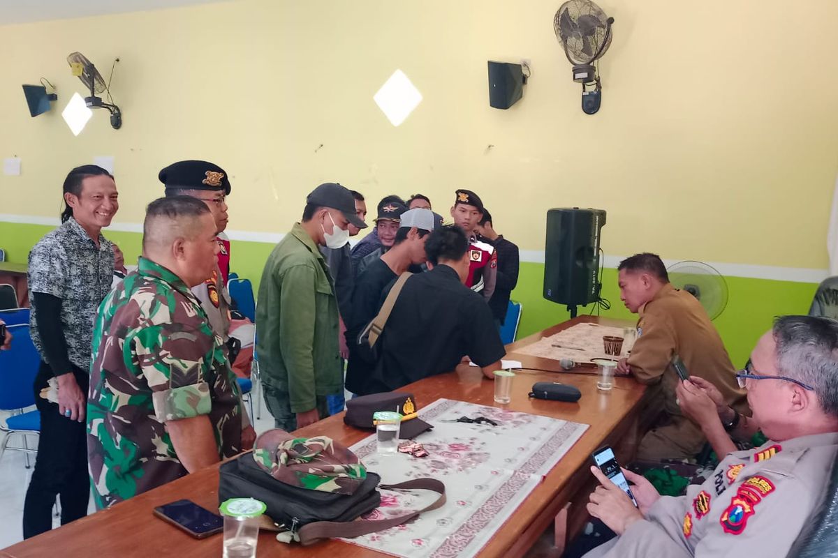 Lurah Mimbaan Nur Ilham Arifin meminta maaf karena menuding TNI mencopot banner bacalon Bupati Situbondo, Selasa (20/8/2024). 