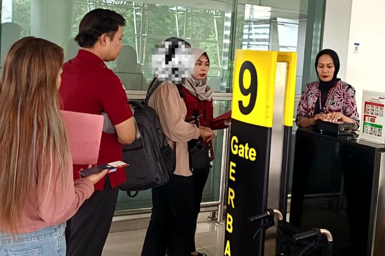 Perempuan berkewarganegaraan ganda berinisial IJ (19) dikawal petugas imigrasi dalam proses deportasi ke Singapura pada Selasa (23/4/2024). Ia dideportasi setelah 10 tahun lebih tinggal di wilayah Kabupaten Blitar.