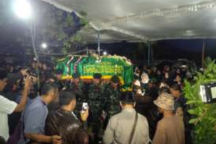 Jenazah mantan Ketua Umum Partai Demokrat, Hadi Utomo di makamkan di makam Pujo Utaman di  Desa Klepu, Kecamatan Pringapus, Kabupaten, Minggu (15/1/2017) malam.