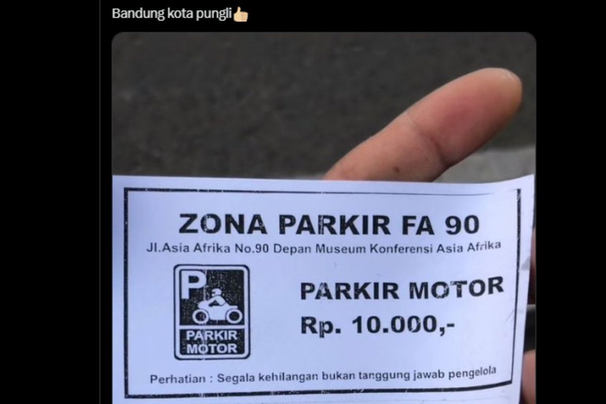 Tangkapan layar karcis parkir sepeda motor di depan Museum Konferensi Asia Afrika, Bandung digetok Rp 10.000.