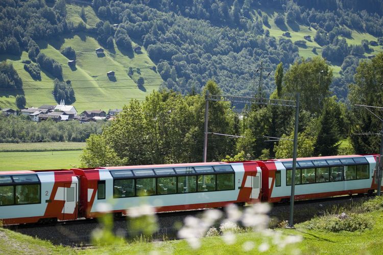 Ilustrasi kereta - Kereta Glacier Express di Swiss.