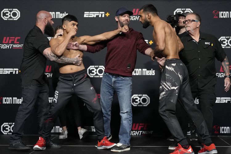 Ketegangan terjadi antara Jeka Saragih dan Anshul Jubli dalam sesi timbang badan di UFC Apex, Las Vegas, Amerika Serikat, 3 Februari 2023 . (Photo by Jeff Bottari/Zuffa LLC via Getty Images)