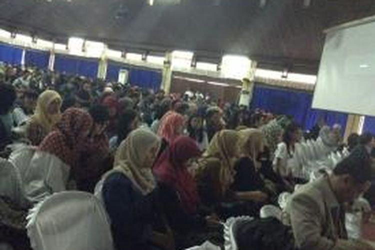 Para mahasiswa memenuhi seluruh ruangan Pendopo Agung di Politeknik Negeri Bandung, Sabtu (14/6/2014).