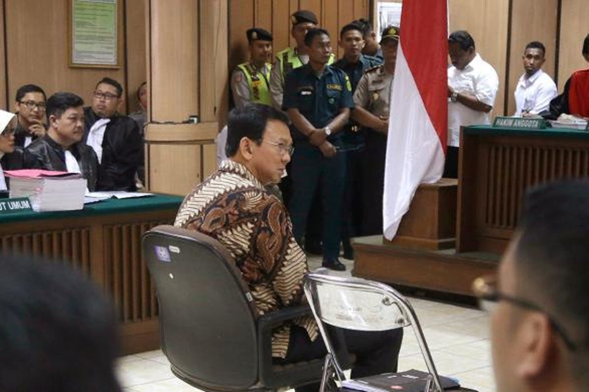 Gubernur nonaktif DKI Jakarta Basuki Tjahaja Purnama atau Ahok menjalani sidang pembacaan dakwaan di Pengadilan Negeri Jakarta Utara, Jakarta, Selasa (13/12/2016).