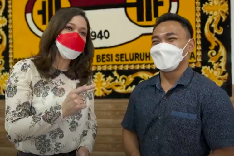 Maia Estianty berbincang dengan atlet angkat besi Eko Yuli Irawan