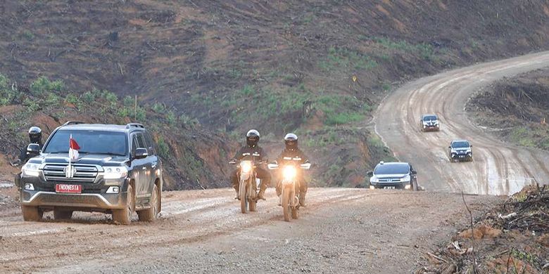 Mobil yang membawa Presiden Joko Widodo melewati jalan berlumpur saat meninjau lokasi rencana ibu kota baru di Sepaku, Penajam Paser Utara, Kalimantan Timur, Selasa (17/12/2019). Jokowi mengaku puas setelah meninjau lokasi tersebut yang nantinya akan dibangun kluster pemerintahan, termasuk Istana Kepresidenan.