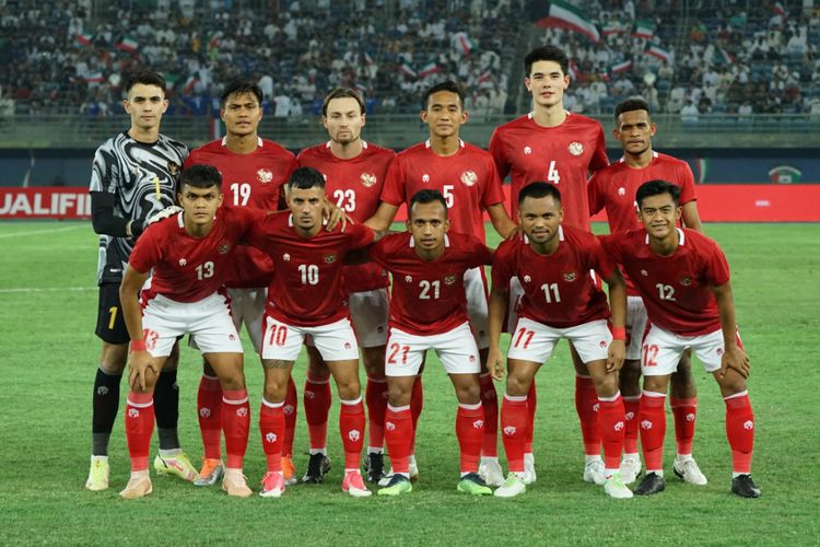 Timnas Indonesia berfoto bersama menjelang laga kontra Kuwait pada laga perdana Grup A Kualifikasi Piala Asia 2023 di Stadion Internasional Jaber Al-Ahmad, Rabu (8/6/2022).