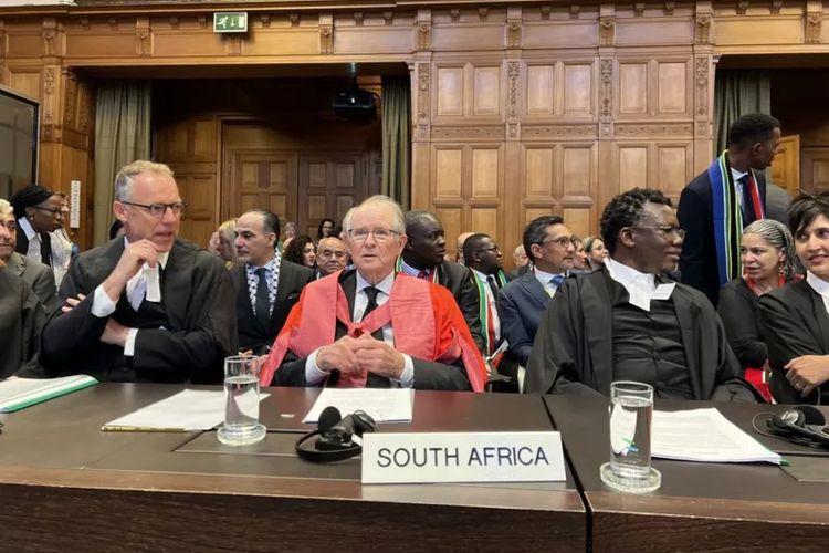 Sidang perdana gugatan Afrika Selatan terhadap Israel atas kasus genosida terhadap warga Palestina digelar di Mahkamah Internasional, Den Haag, Belanda pada Kamis (11/1/2024). 