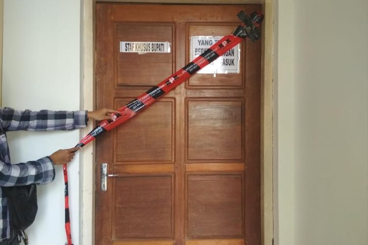 Segel pita berwarna merah hitam bertuliskan KPK dibentangkan di pintu masuk ruangan staf khusus Bupati Kudus, Jumat (26/7/2019) siang.