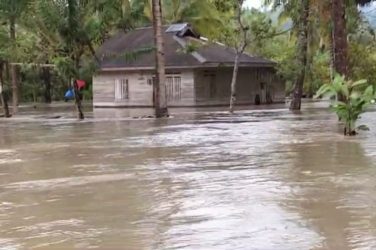 Sebanyak 78 rumah yang berada di lima desa, Kecamatan Kambowa, Kabupaten Buton Utara, Sulawesi Tenggara terendam banjir, Sabtu (8/6/2024). Banjir tersebut menyebabkan satu jembatan penghubung jalan desa Lahumoko, Kecamatan Kambowa terputus.
